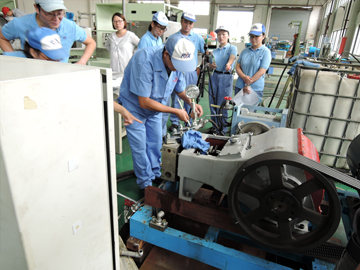 公司员工于常州工厂接受国产高压泵维修培训